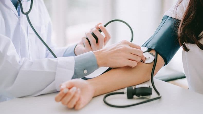 Realizan en plaza Mitre de San Nicolás una jornada gratuita sobre hipertensión y nutrición
