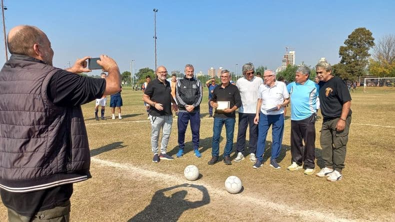 Máxima emoción en el momento del puntapié inicial. "Fito" y "Cucho" juntos como 