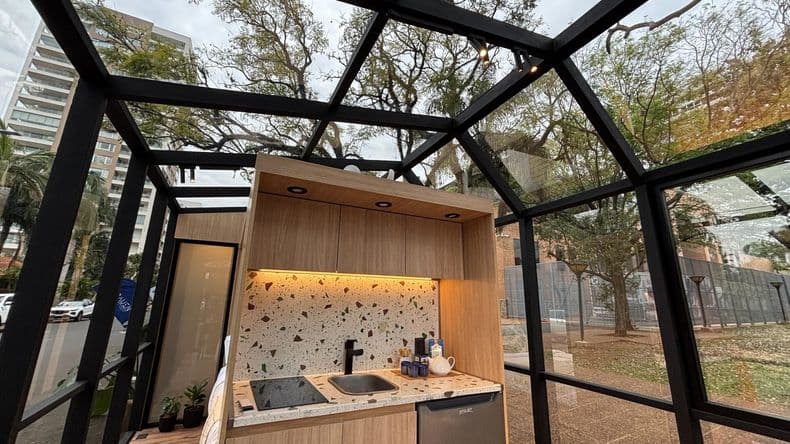 Arquitectura modular: presentan Reflex House, un hogar vidriado y sustentable