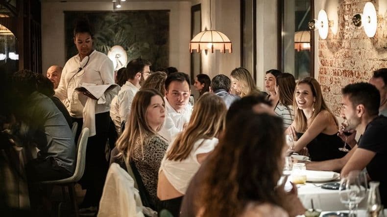 La palabra francesa "restaurant"&nbsp;se usó para describir los alimentos que "r