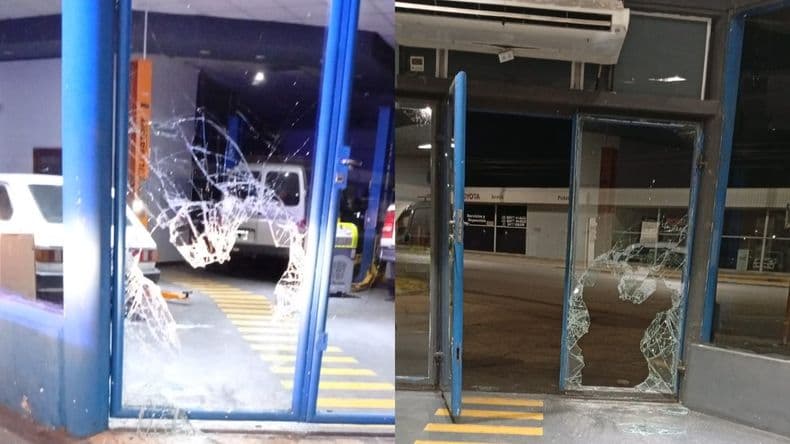 Un ladrón rompió la vidriera de un local, robó una moto y escapó en segundos: el audaz golpe quedó filmado