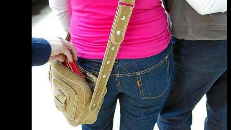 Asaltaron a una mujer frente a un restaurante donde iba a festejar el Día del Amigo