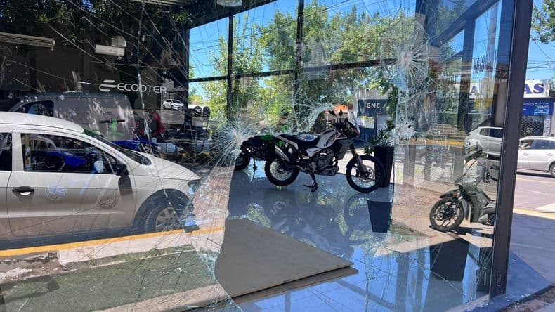 Serían menores de edad los ladrones de una moto tras romper la vidriera del local en avenida Ugarte y Baradero