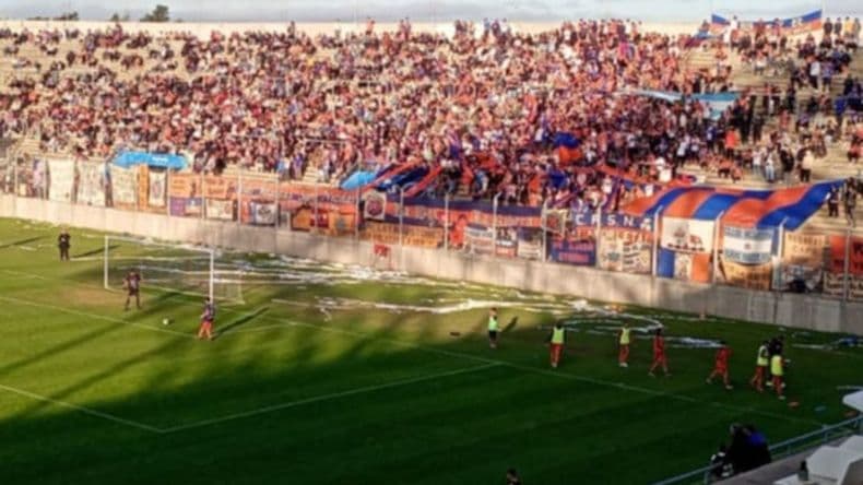 Fútbol: Dura sanción para Regatas de San Nicolás por elementos de pirotecnia en el clásico