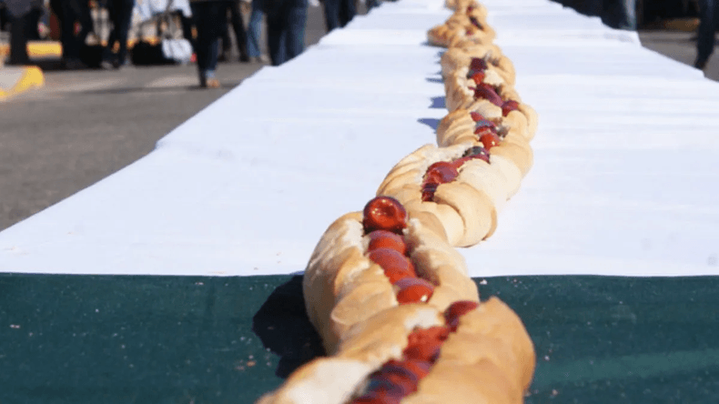 Una ciudad argentina busca romper el récord del choripán más largo del mundo