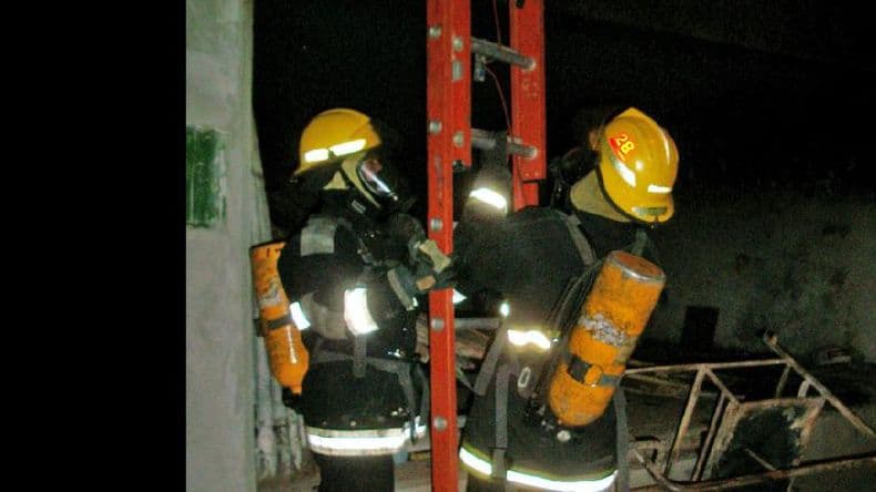 Investigan un incendio en una fábrica