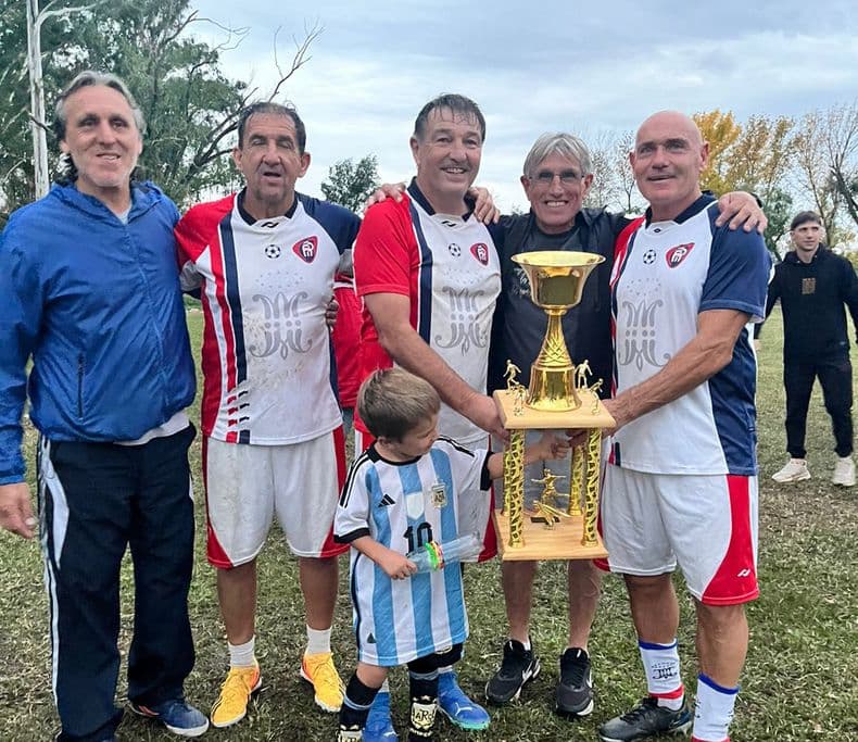 La categoría Senior del Colegio San José levantó la copa en el 38º Torneo de Campeones