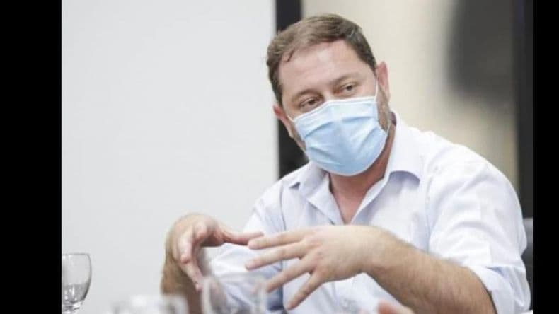 Polémica en Lincoln: el intendente fue trasladado a Junín con un respirador municipal