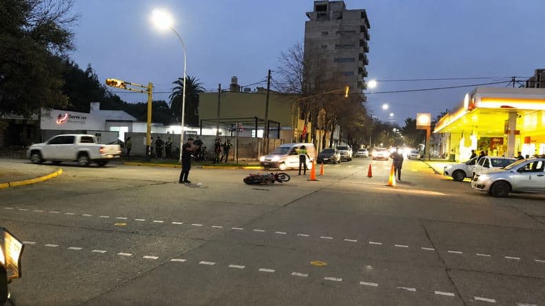 Pergamino: juzgan a un adolescente acusado de cruzar en rojo en moto y causar un choque fatal en Colón