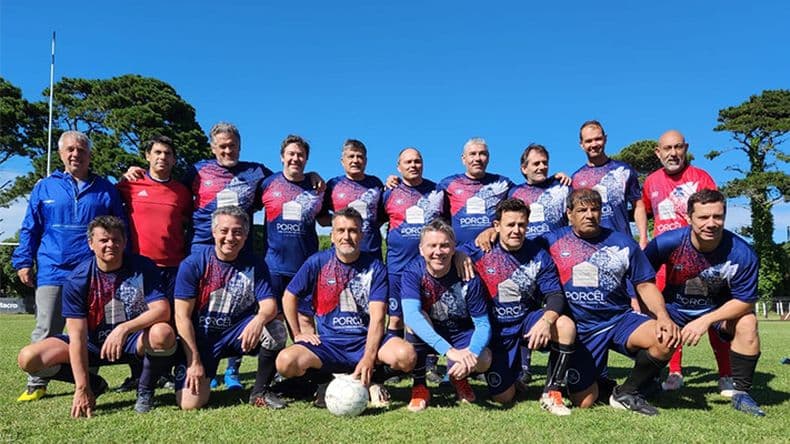 Súper Veteranos A Pergamino. Parados: Javier Pascual (DT), Mario Tosar, Fabián C