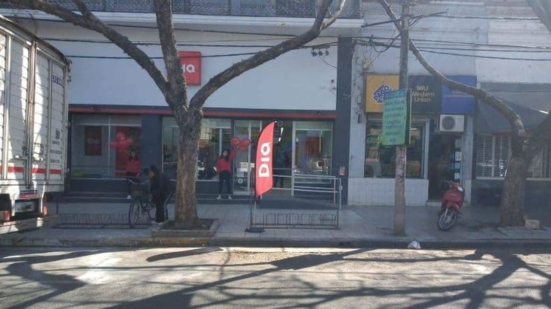 El encargado de un supermercado redujo a la mujer que las cámaras filmaron hurtando productos de las góndolas