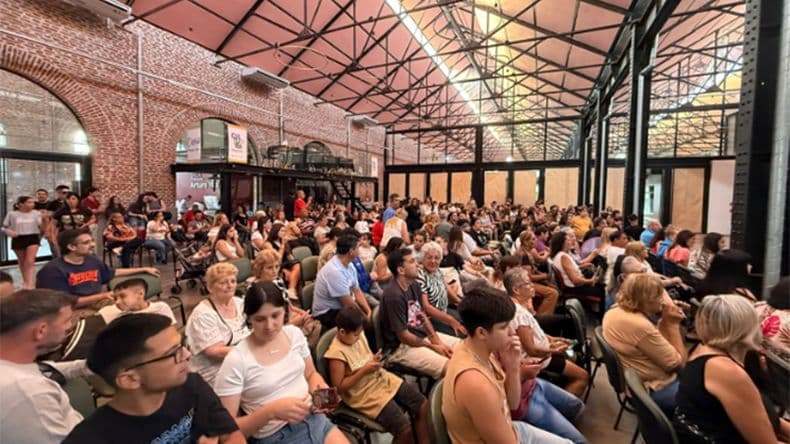 El público acompañó y aplaudió la final y el acto de premiación en la sala del C