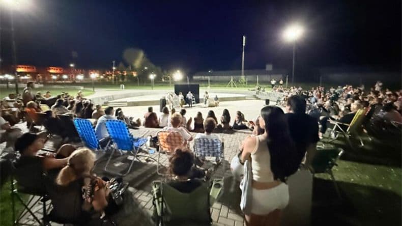 Más de 200 vecinos disfrutaron con Para Anormales en una noche de teatro y reflexión