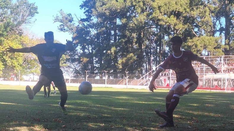 Defensores buscando el ataque por izquierda.