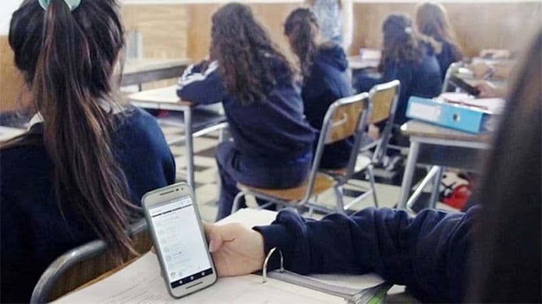Algunos alumnos intentaron evadir la limitación de usar el teléfono en clase. "V