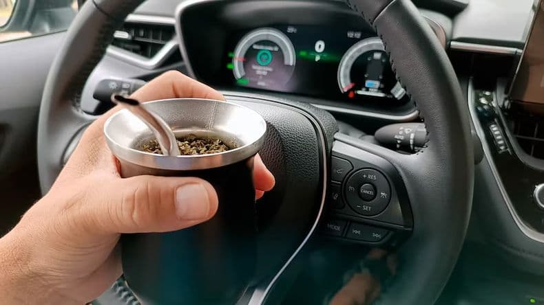 Vacaciones en auto: qué dicen las aseguradoras sobre mate, ojotas y celular al volante