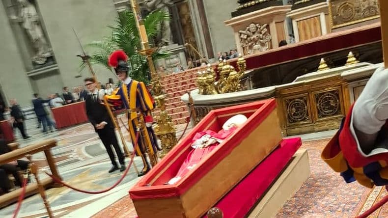 Dos pergaminenses en el adiós histórico al Papa Francisco
