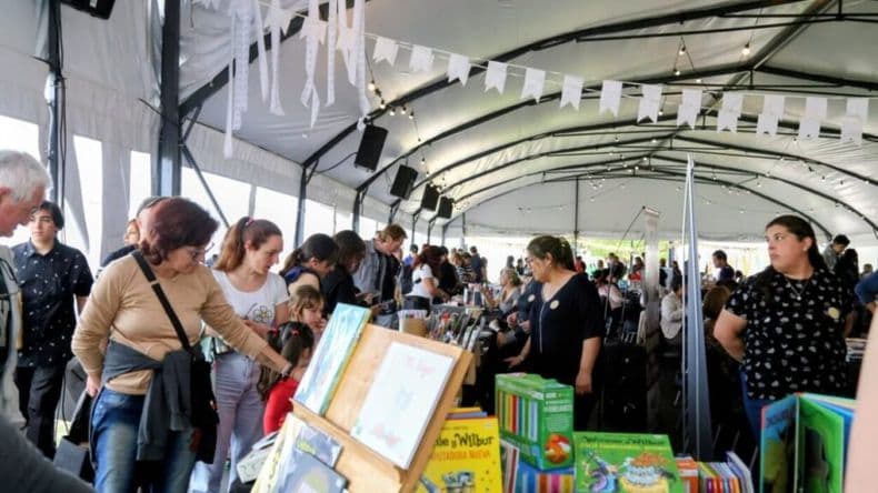 Fuerte apuesta a la cultura local, gran convocatoria en la feria "Zárate Lee"