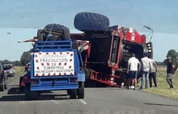 Una cosechadora perdió una rueda y volcó en la ruta, cerca de Tandil