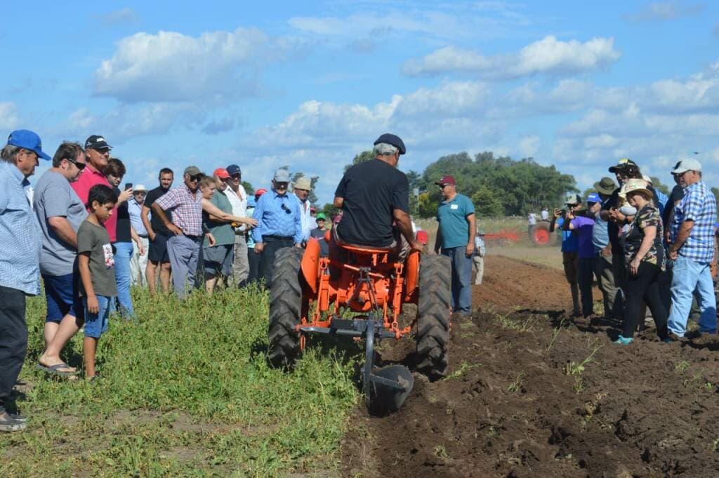 Las máquinas agrícolas antiguas vuelven a trabajar en Bragado
