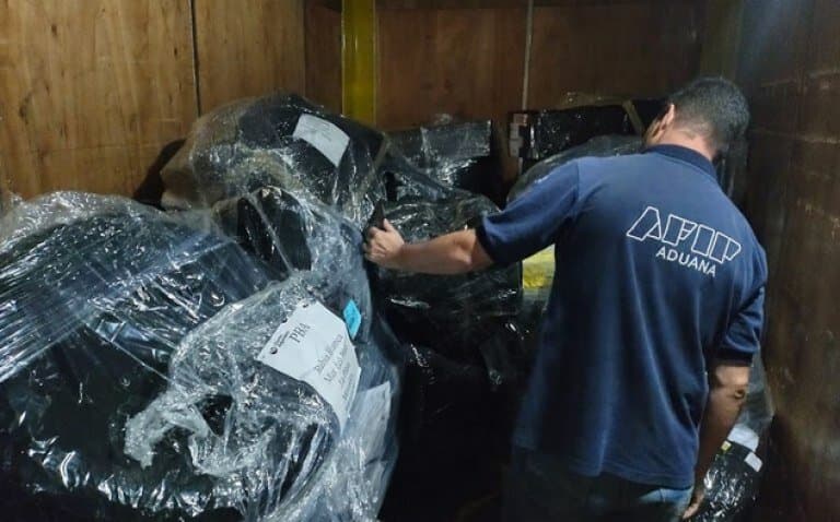 Aduana descubre un contrabando de neumáticos en un camión de encomiendas