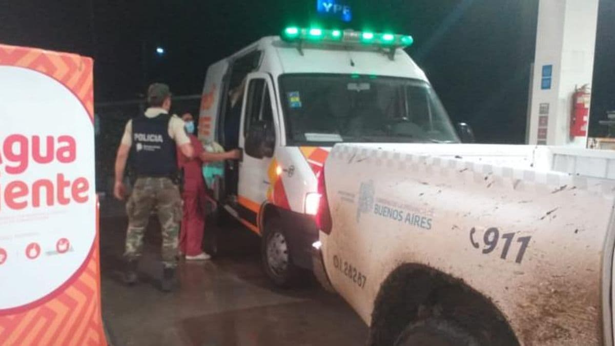 Rescataron a una mujer en el medio del campo