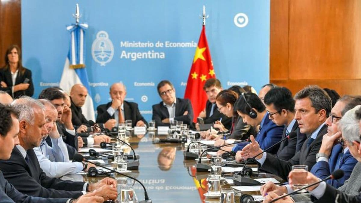 Argentina deja de pagar importaciones en dólares y pasa a yuanes