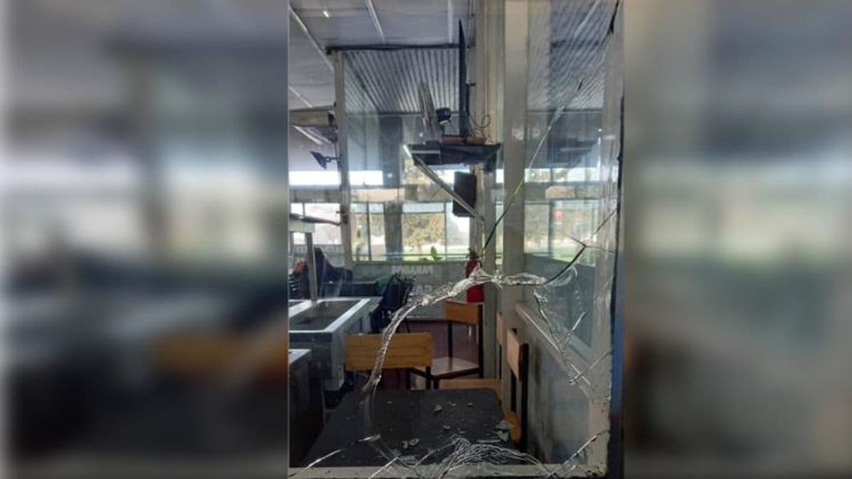 Dormía en la Terminal, se enojó y rompió vidrios