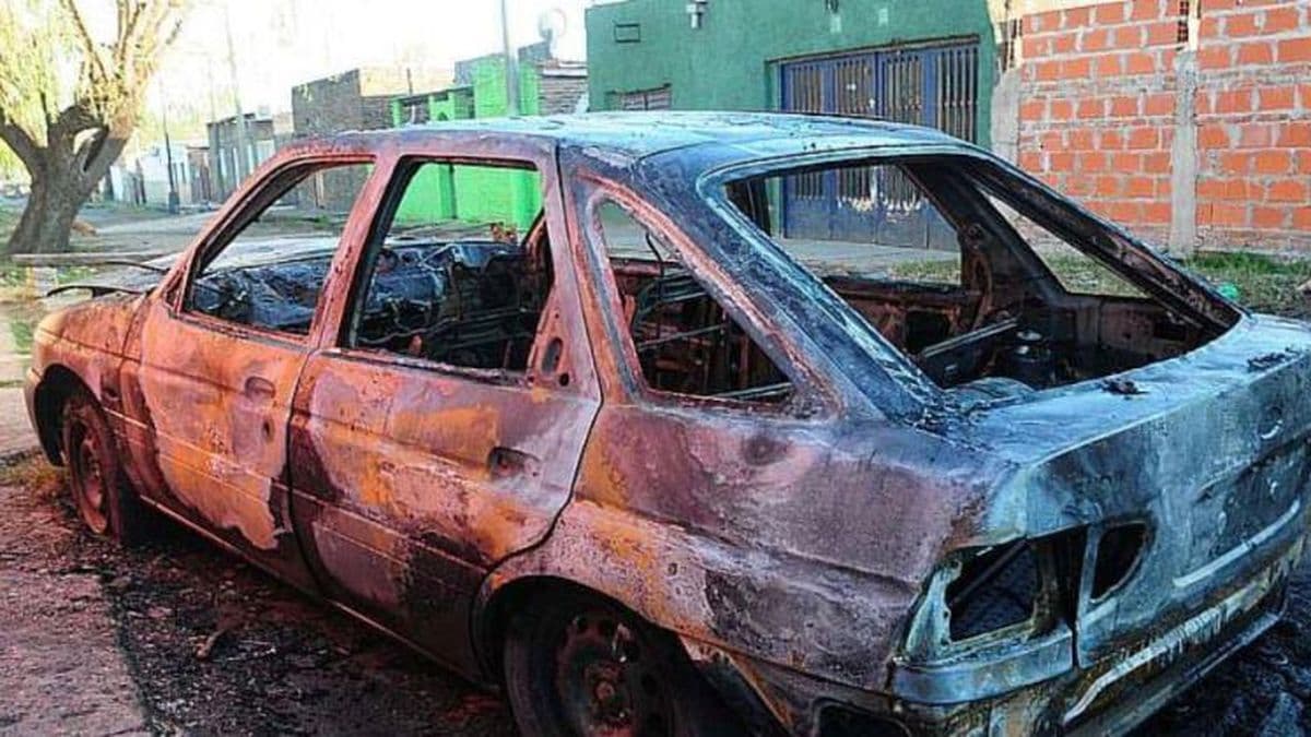 Incendiaron su auto y días después intentaron robarle algunas partes