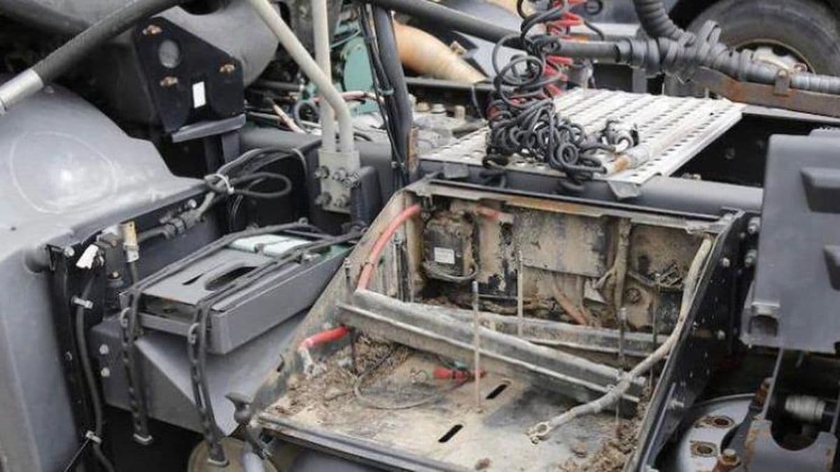 Robaron baterías de camiones en una empresa de transporte