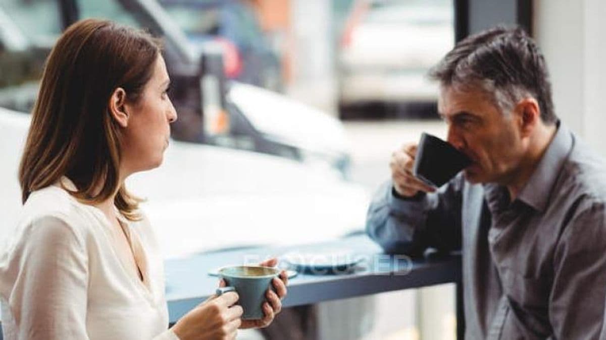 Pretendía algo más que un café: una mujer denunció a su vecino por acoso