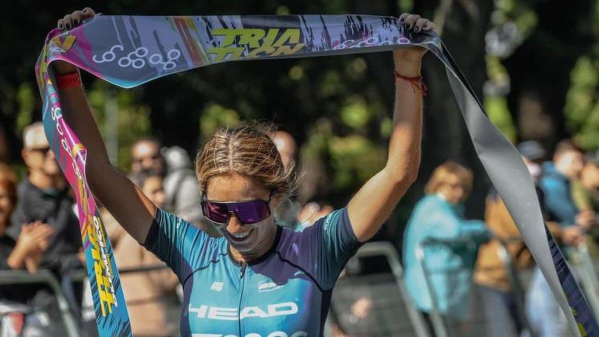 Brenda Bernard al podio: fue tercera en el Triatlón Olímpico de Rosario