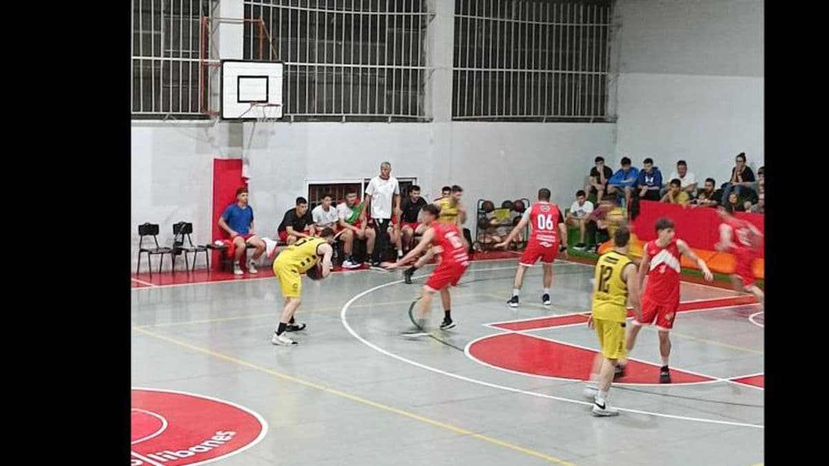 Comunicaciones a las semifinales del Clausura de basquetbol