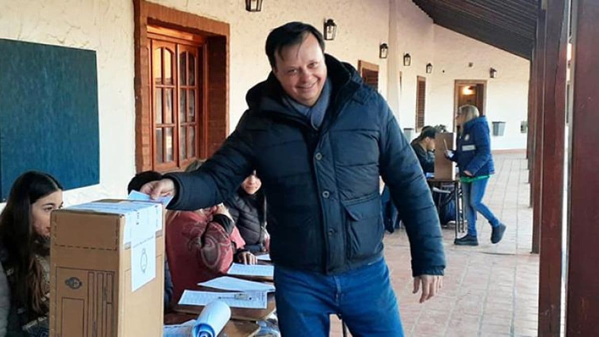 Fabián Cejas, el precandidato de Avanza Libertad, fue uno de los primeros en emitir su voto