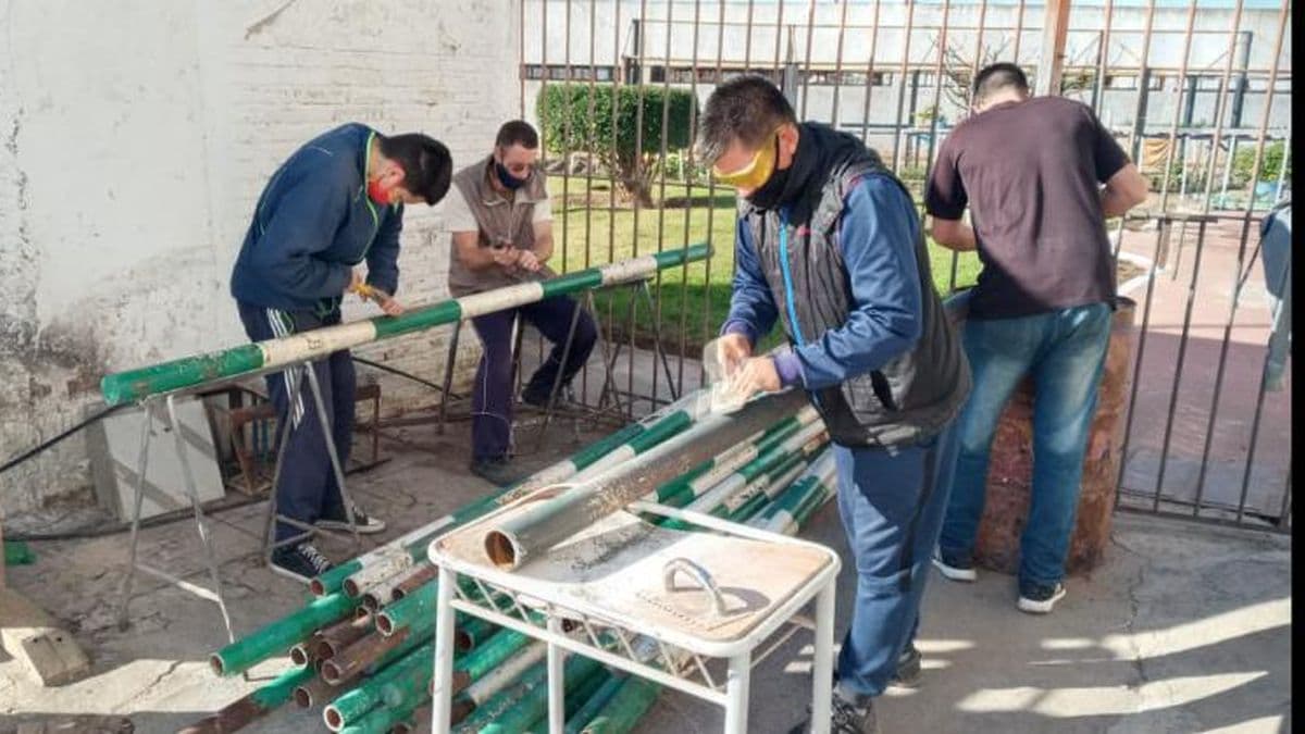 Restauran y elaboran nomencladores de calles en los talleres de la cárcel de Junín