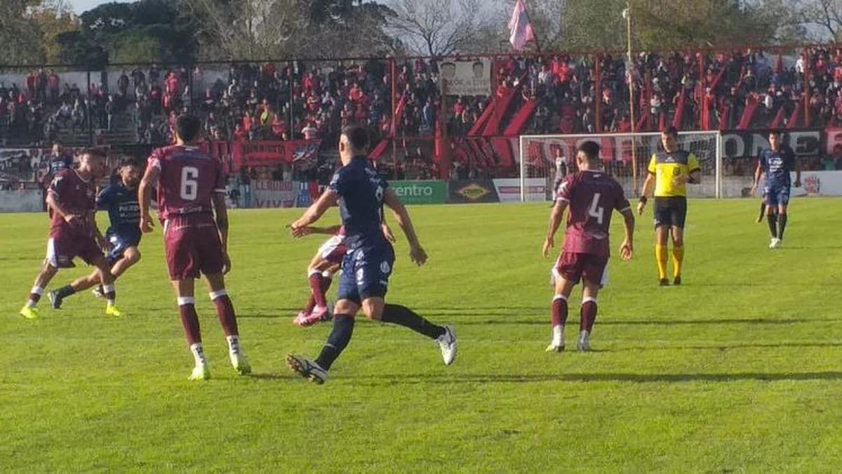 Douglas sigue en deuda como local: empató 0 a 0 con Defensores de Villa Ramallo