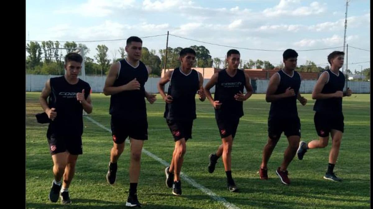 Con caras nuevas, Douglas comenzó su pretemporada