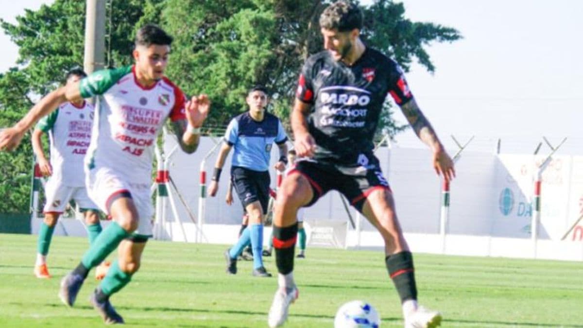 Douglas empató en Las Parejas y sigue en la punta en soledad