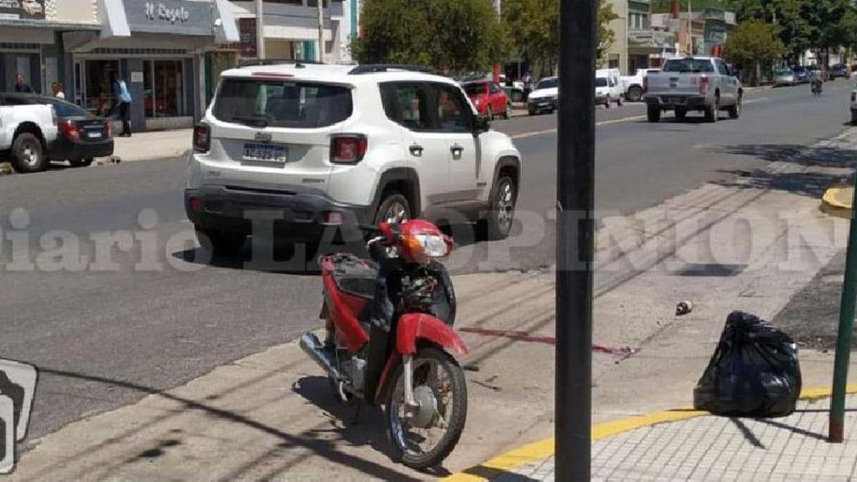 Un motociclista está grave al chocar contra un auto
