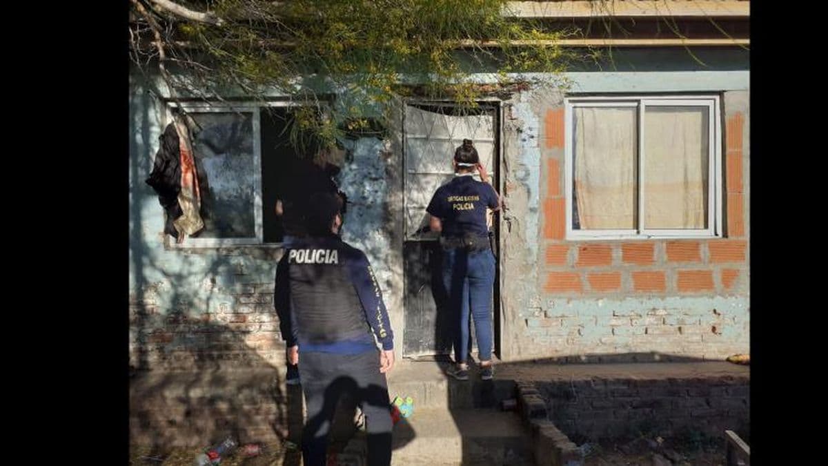 Una pareja transportaba cocaína entre la ropa de su bebé que llevaban en brazos