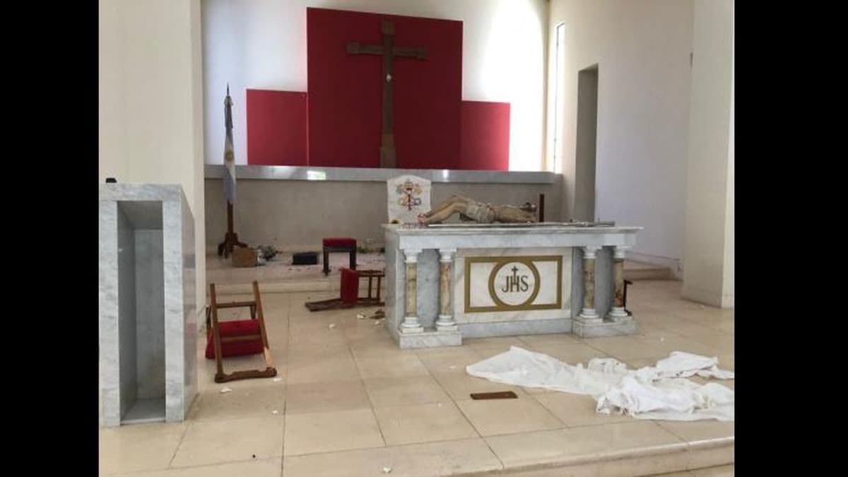 Conmoción en Pehuajó: destrozan el altar de la parroquia San Anselmo y detienen a un sospechoso