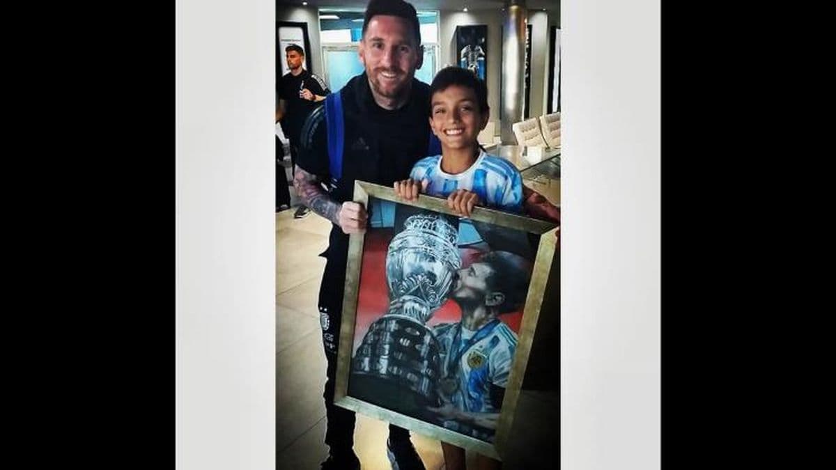 Juani Méndez cumplió su sueño: conoció a Messi y le obsequió su trabajo