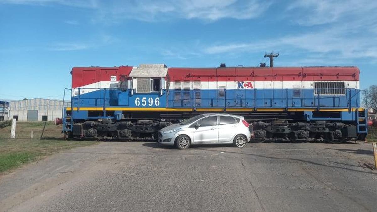 Una locomotora embistió a un automóvil que se cruzó en las vías