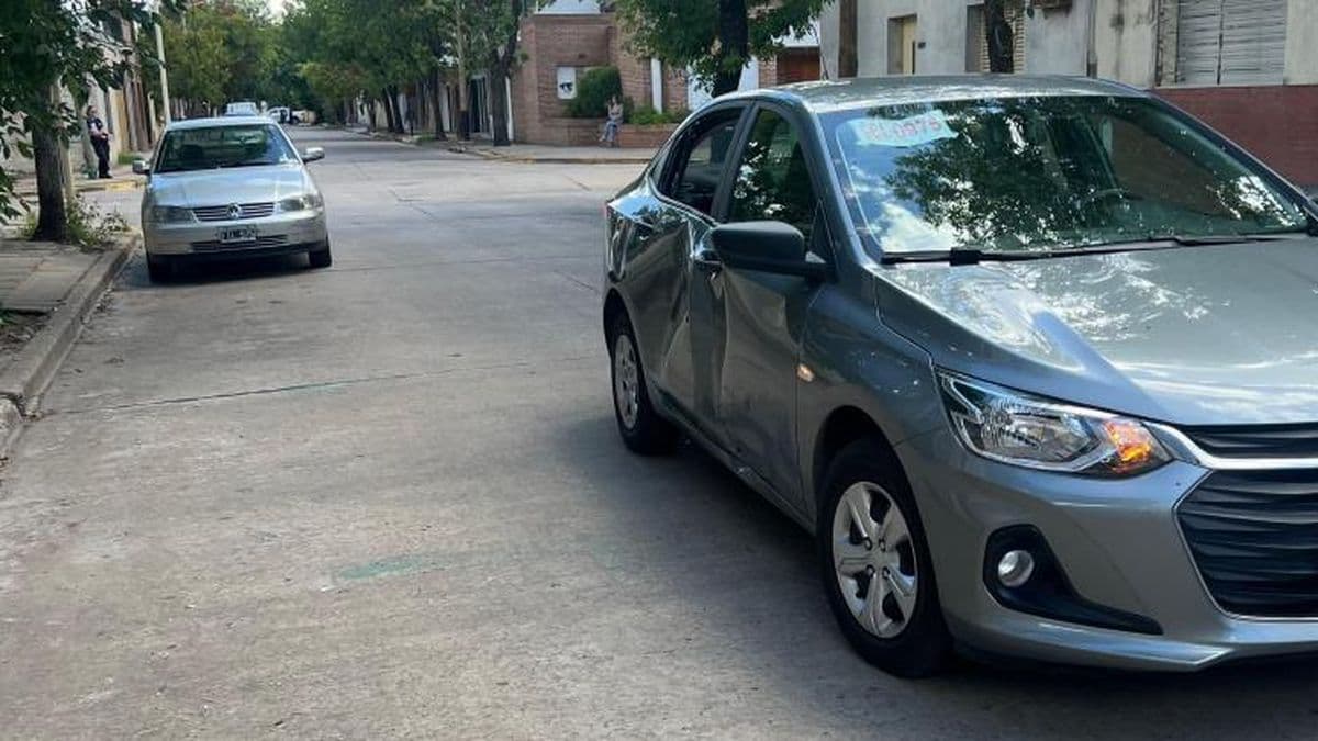 El conductor de una moto sufrió doble fractura de huesos en sus piernas al chocar contra un auto