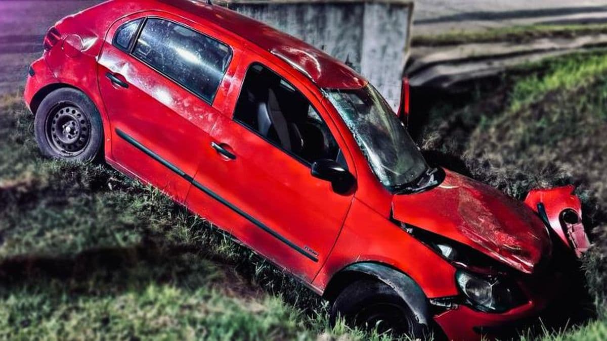 Hospitalizaron a la conductora de un automóvil que chocó contra otro vehículo en avenida Pellegrini