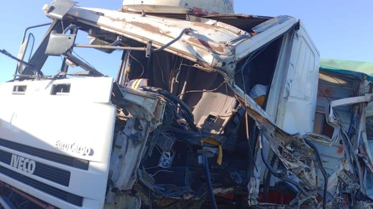 Hospitalizaron a un chofer lesionado en el choque lateral de dos camiones en la ruta 32