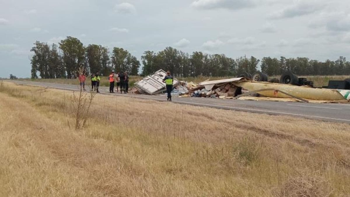 Murió un camionero mendocino al volcar en la autopista de la ruta 8 a la altura de Urquiza