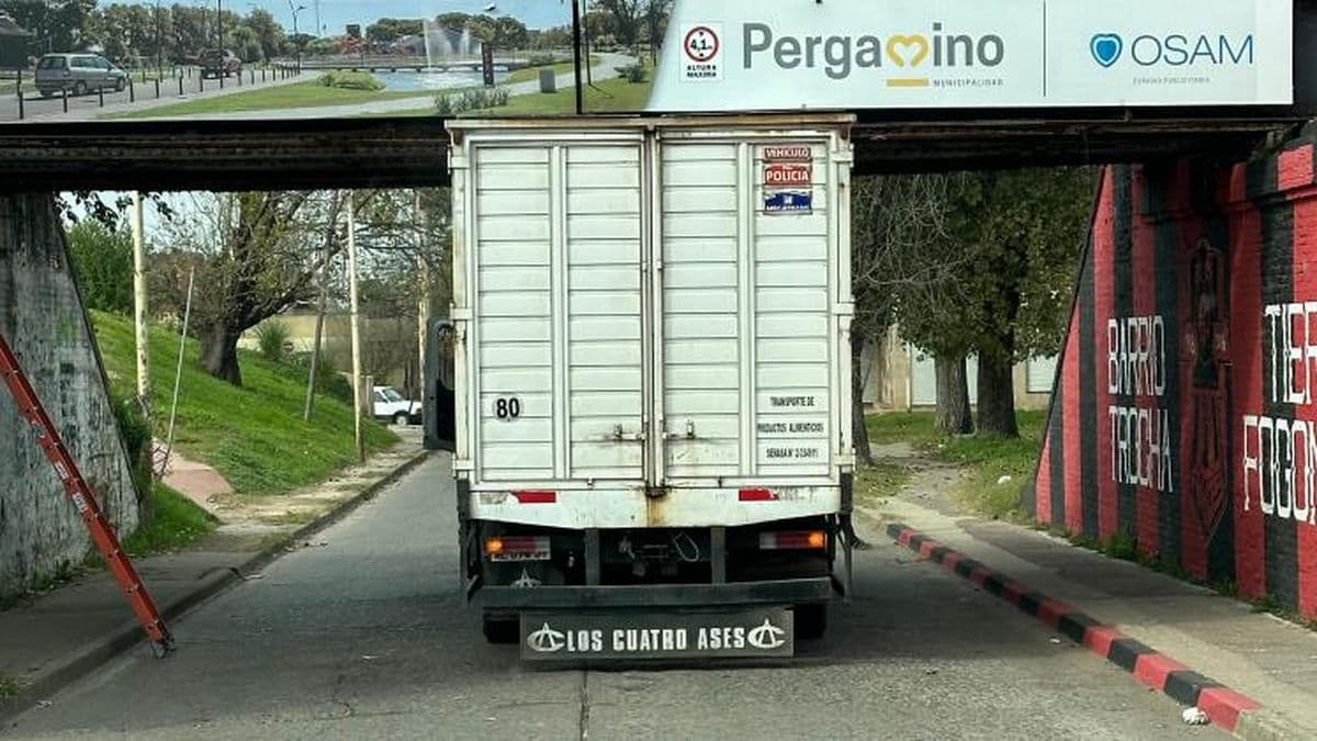 Erró el cálculo, quedó atrapado abajo del puente ferroviario y hay riesgo de derrumbe