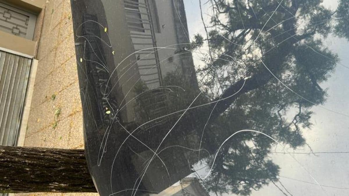 A un joven le rayaron el capó y las puertas de una camioneta estacionada cerca de un boliche