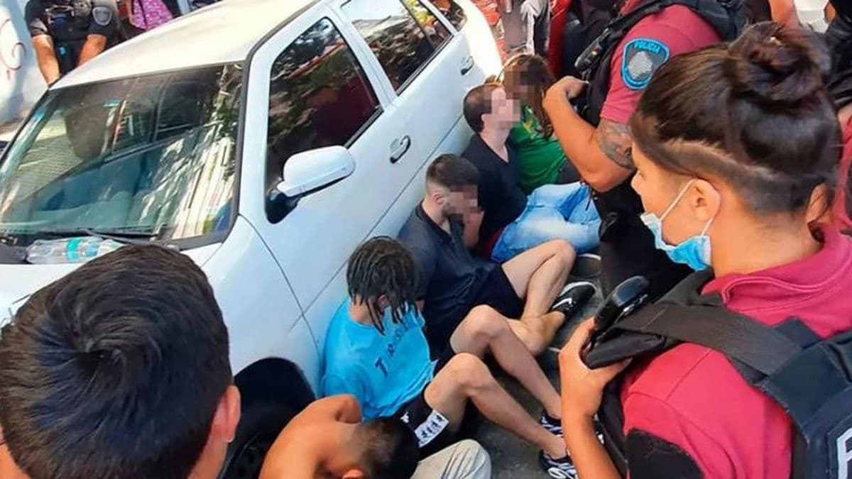 Seis detenidos acusados de violar en grupo a una joven dentro de un auto en Palermo